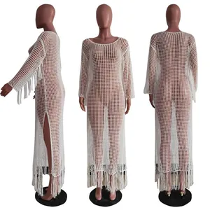 Sexy handgefertigtes weißes Häkel-Strandkleid mit Fransen in drei verschiedenen Ansichten.
