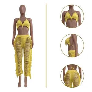 Vue détaillée de l'ensemble de plage en crochet jaune avec bikini à franges et pantalon