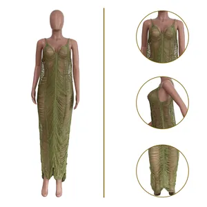 Viste dettagliate della trama del vestito lungo in maglia senza maniche verde oliva