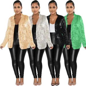 Quatre modèles présentant des blazers à paillettes en or, argent, noir et vert