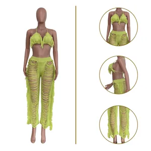Détails de l'ensemble de plage en tricot vert citron avec haut de bikini à franges.