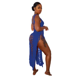 Detailansicht des blauen gestrickten Strandkleides mit langen Fransen und Cut-outs