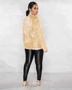 Détail du blazer doré à paillettes pour femme avec legging en cuir noir, vue arrière