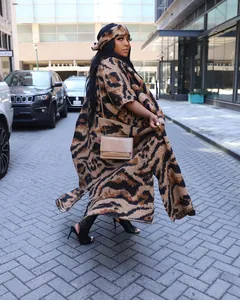 Foto de estilo callejero de un cárdigan largo de punto de leopardo con diadema a juego