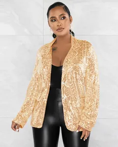 Gros plan sur le blazer à paillettes dorées pour femmes, mettant en avant les sequins et le revers