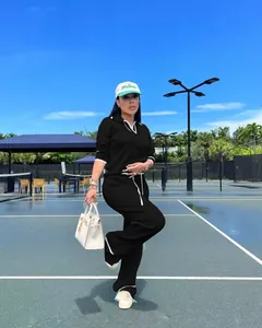 Ensemble deux pièces en maille noire avec haut polo et pantalon large pour femme