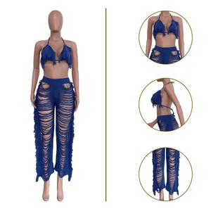 Vue détaillée du haut de bikini au crochet bleu et du pantalon de plage en tricot