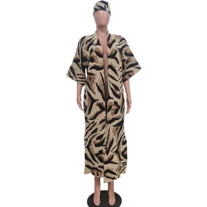 Cárdigan largo de punto con estampado de leopardo y pañuelo a juego en maniquí.