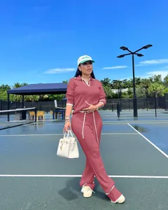 Élégant ensemble deux pièces en maille côtelée mauve avec haut polo et pantalon large