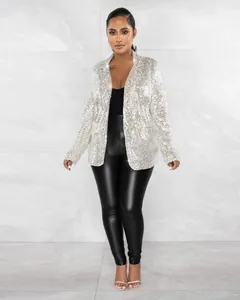 Blazer argenté à paillettes pour femme assorti à un legging en cuir noir et des talons