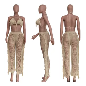 Détail en trois vues d'un bikini à franges beige et d'un pantalon de plage en maille
