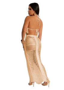 Vista dettagliata del set da spiaggia sexy con frange color champagne, top halter e gonna maxi