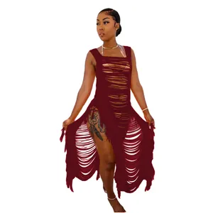 Detaillierte Nahaufnahme des weinroten Strick-Strandkleids mit schicken Fransen und Cut-outs