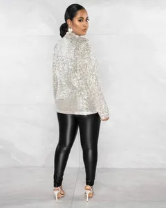 Vue arrière d'un blazer à paillettes argentées pour femmes avec leggings noirs