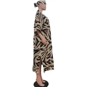 Vista lateral de un cárdigan de punto con estampado de leopardo y pañuelo a juego en maniquí.