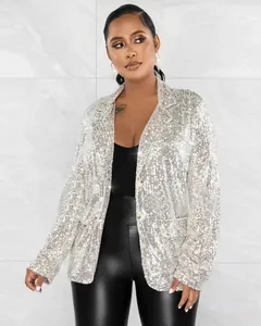 Détail d'un blazer à paillettes argentées scintillantes pour femmes avec col à revers