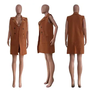 Detalle de cárdigan de punto sin mangas color óxido visto de frente, de lado y por detrás.
