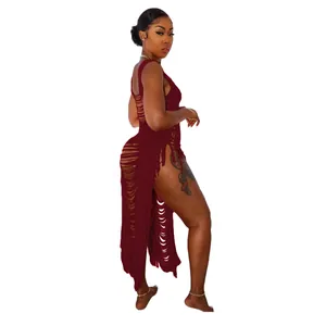 Detailansicht des dunkelroten Strick-Strandkleids mit Fransen und Cut-Out-Design