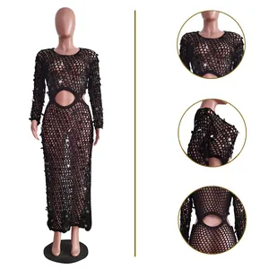 Viste dettagliate del vestito da spiaggia in uncinetto nero con paillettes e cut-out.