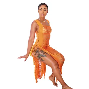 Detailansicht des orangefarbenen Häkel-Strandkleides mit Fransen und Cut-out-Design