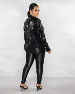 Vue arrière d'un blazer noir à paillettes chatoyantes avec un pantalon en similicuir