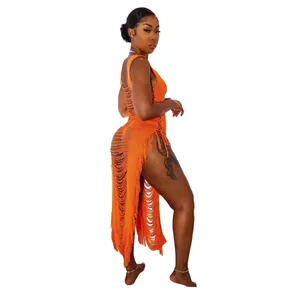Detail der orangefarbenen Häkel-Strandkleid mit Fransen und Schnürung