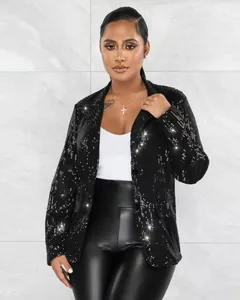 Blazer noir à paillettes pour femmes avec détail à un bouton porté par un mannequin