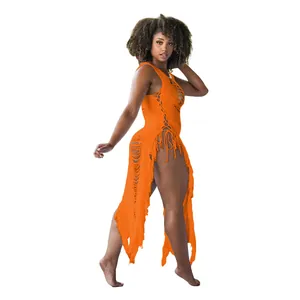 Detailansicht eines orangefarbenen Häkel-Strandkleids mit sexy Fransendesign