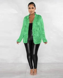 Photo professionnelle d'une femme portant un blazer décontracté à paillettes vert brillant