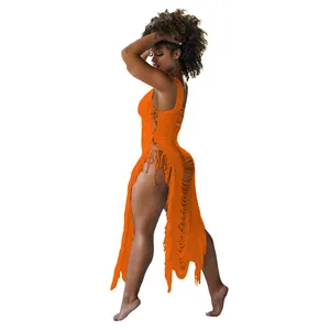 Nahaufnahme des orangefarbenen Häkel-Strandkleids mit Cut-Outs und langen Fransen