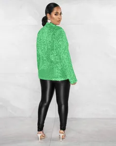 Vue détaillée du tissu à paillettes vertes étincelantes sur un blazer décontracté