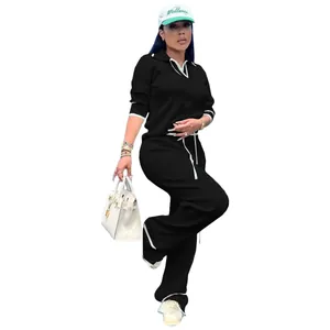 Ensemble deux pièces en maille noire avec haut polo et pantalon large assorti élégant