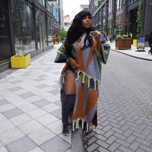 Gros plan d'un poncho en maille de style occidental avec des blocs de couleur et franges.