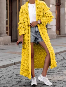 Detailansicht eines leuchtend gelben langen Strickcardigans mit Fransen für Damen