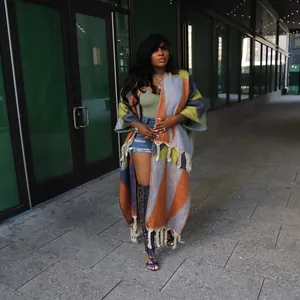 Cardigan en maille à pompons colorés élégant présenté dans un look urbain tendance et chic