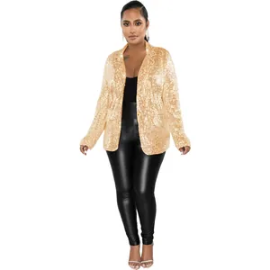 Vue détaillée d'un blazer à paillettes dorées pour femmes avec col à revers classique