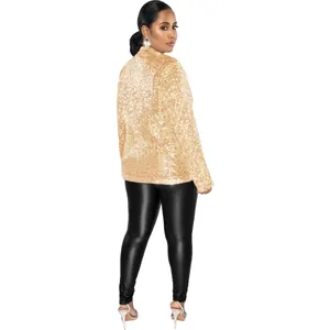 Vue de dos d'un blazer chic à paillettes dorées et un legging en cuir noir élégant