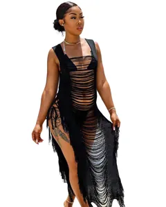 Detailansicht eines schwarzen gestrickten Strandkleids mit Fransen und Cut-Out-Design