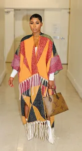 Poncho en maille surdimensionné pour femme avec motif géométrique coloré et ourlet à franges