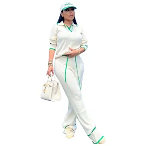 Vue d'ensemble d'un élégant ensemble en tricot crème avec rayures vertes et pantalon large.