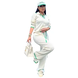 Ensemble deux pièces en maille crème avec haut polo et pantalon à bordure verte assorti