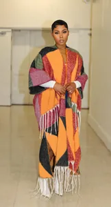Cardigan poncho en maille à blocs de couleurs et franges décontracté porté par un mannequin