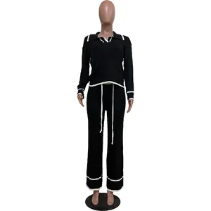 Vue détaillée d'un ensemble en tricot noir avec garniture blanche et cordon serrage