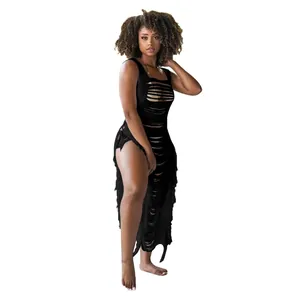 Vollständige Ansicht eines schwarzen Strick-Strandkleides mit Fransen an einem Model