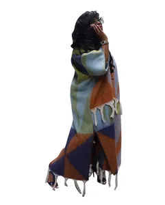Détail de la vue latérale du cardigan en maille colorée avec franges et motifs