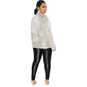 Vue arrière d'une veste blazer à paillettes argentées scintillantes pour femme