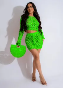 Vue d'ensemble d'une femme en ensemble crochet vert citron avec paillettes, top et jupe