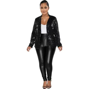 Vue détaillée d'une veste blazer noire à paillettes pour femme, texture brillante