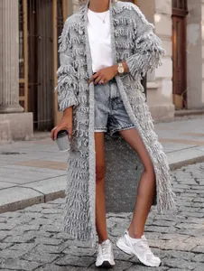 Böhmischer langer grauer Strickcardigan mit Quasten in einer urbanen Streetstyle-Umgebung