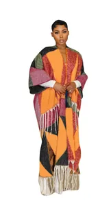 Vue détaillée d'une veste en maille color-block avec des franges sur un mannequin